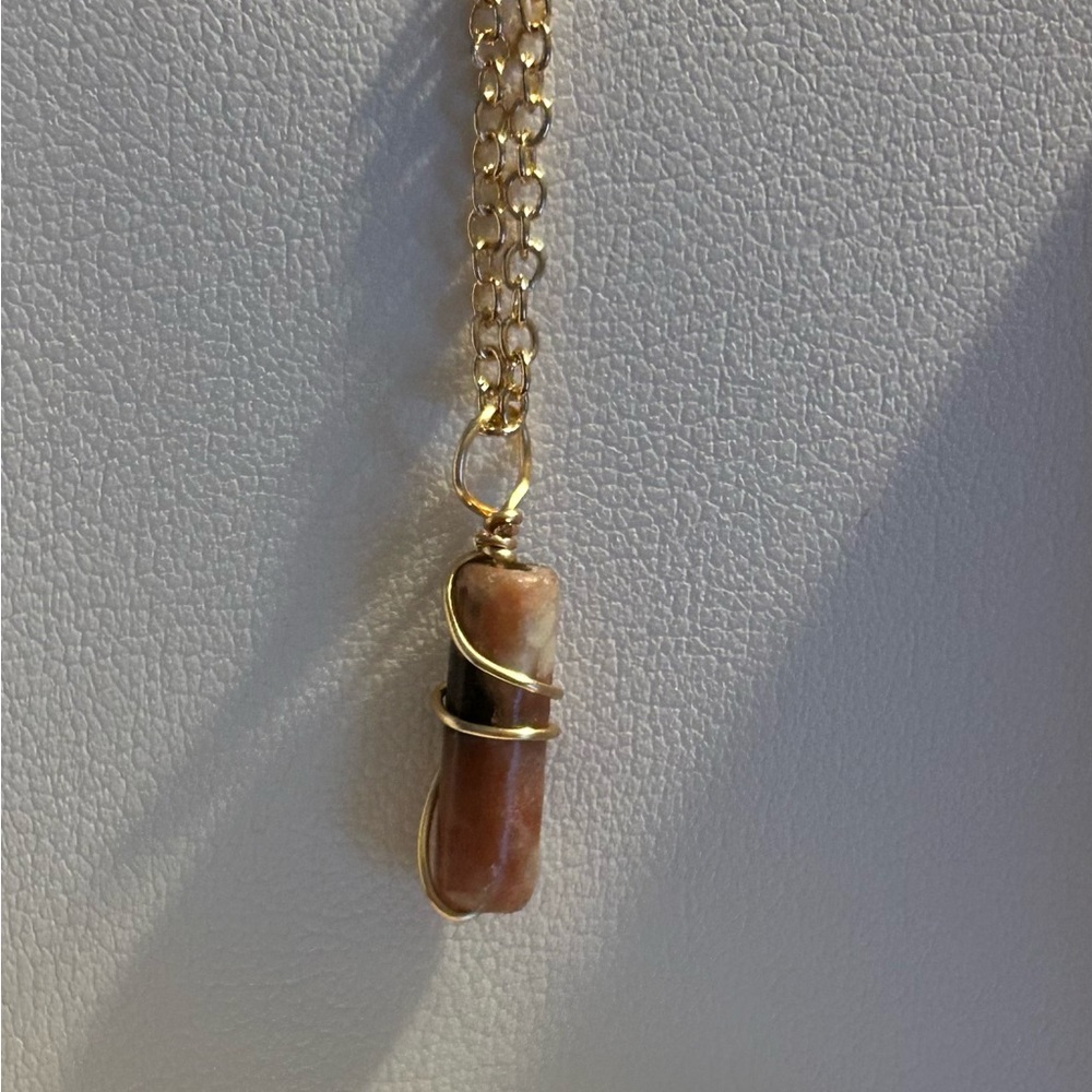 Elegant Gold and Brown Pendant Necklace